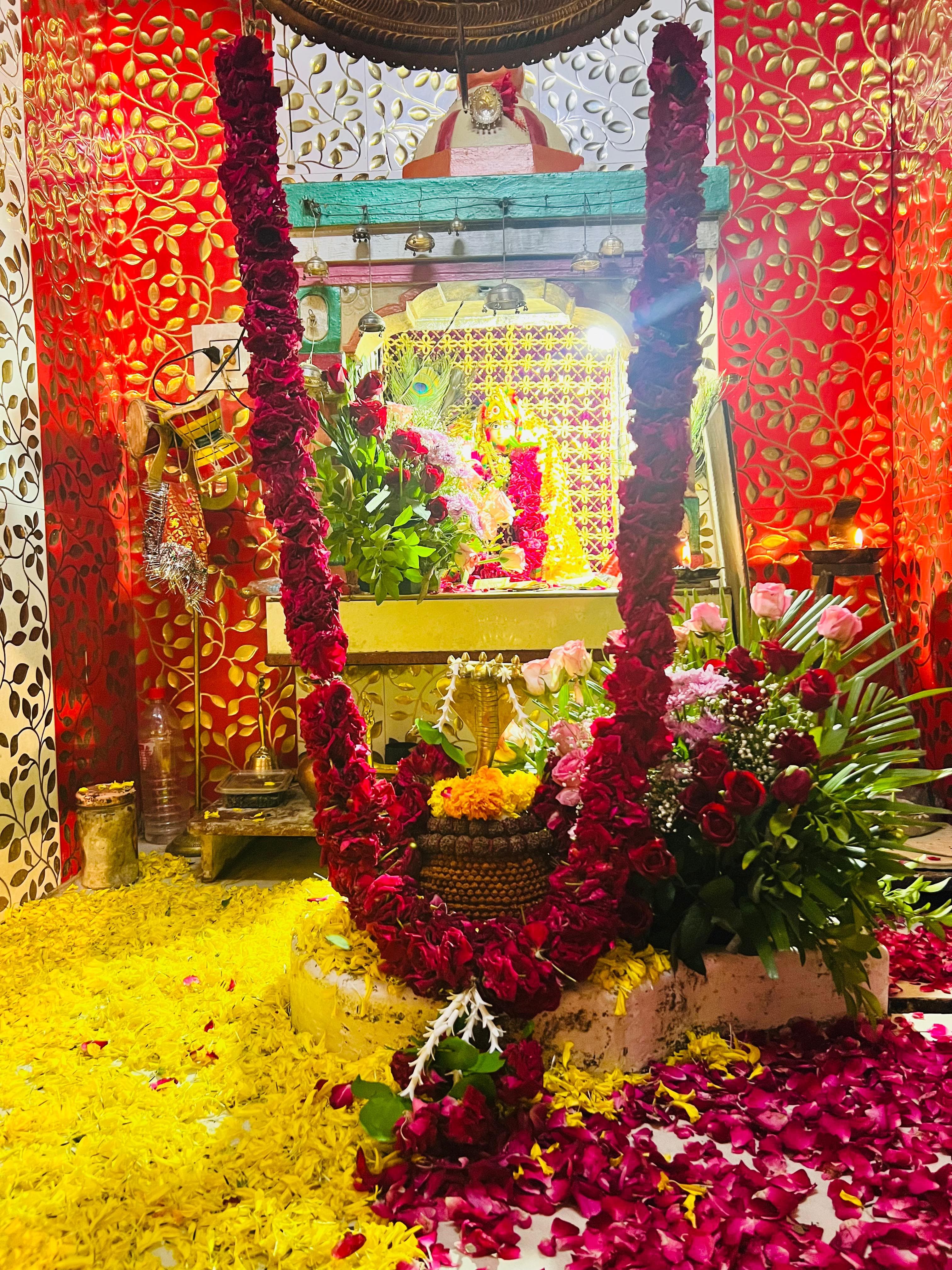 Shivling at Shree Nilkanth Mahadev adorned with flowers